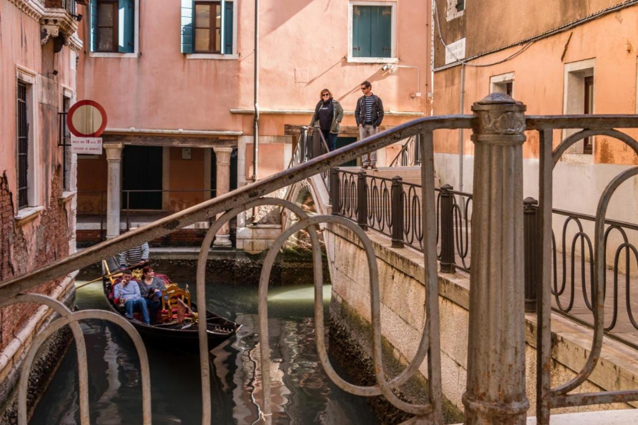 Fenice Backstage Over Canal Veneza Exterior foto